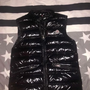 Svar Moncler väst 🖤 - Säljer en svart moncler väst åt min kompis som inte har användning av den på grund av att den är för stor, även köpt för 4000, passar som storlek s/m, skriv privat för bud