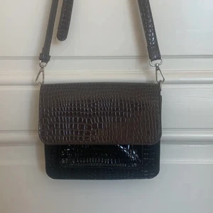 Grå Väska från hivsk!!   - Väldigt ny och köpte på Åhléns för 999kr. Säljer för 200😘 då ja har en annan i em annan färg. Pris kan diskuteras.