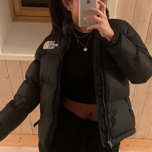 The North Face 1996 Nuptse JR - Råkade såld-markera förra annonsen😅👏🏼🌟. Superfin & varm vinterjacka. Endast använd en vinter och inköpt för 2.599kr på The North Faces hemsida i storlek barn M, dvs XS i dam. Buda privat. (Har en defekt på ryggen, fler bilder finns) Ledande bud: 1000