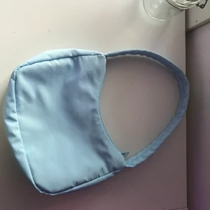Väska  - Säljer nu denna fina pastel blåa hand väskan, den är använd en gång. Köpte den för 299 tror jag och säljer den för 80+ frakt. Som ni ser på andra bilden så har den en liten fläck, vet inte om den går bort i tvätten har inte försökt<3
