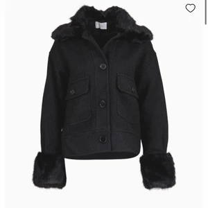 Jacka - Super snygg jacka likar meotine fast med fluff på armarna , pälsen är avtagbar , endast använd några veckor så jätte bra skick! Väldigt varm och skön , Helt slutsåld går ej att få tag på mer & köparen står för frakt  (står ej storlek i men passar mot Xs-M)  OBS! Bud på 1600kr köp dirket för 1800kr + frakr