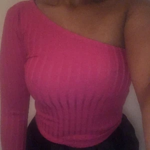 H&M vintage fest tröja. Storlek XS.  - Den här tröjan är skit snygg med en skinn kjol och vita vintage boots med klack. Jag har inte kunnat använda den för att den inte klär mig. Men jätte snygg på en blond tjej med Britney aura. Lol. Den är provad två gånger och bara legat i oanvända kläderna. Jag fick den i födelsedagspresent men men. 💜