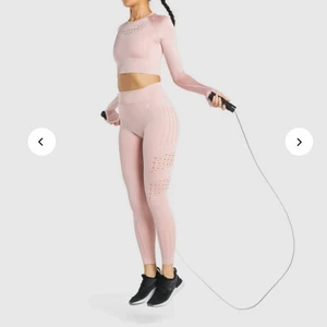 Gymshark dress - Gymshark tights + topp, säljs för 350kr tillsammans. 150kr enskilt. Ordinarie pris på tights 649kr och toppen 449kr. Storlek S, kan mötas i Halmstad/malmö, även fraktas. Knappt använd 