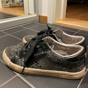 Glittriga skor  - Säljer dessa snygga glittriga skor med stjärnor. Storlek 39