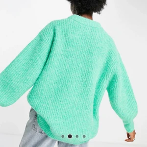 Grön stickad oversized tröja  - Superfin mysig tröja från asos, använd en gång. Den är inte sticksig!!! Den är i storlek 34 men är oversized. hade inga bilder på tröjan så sista bilden är från video där av dålig kvalite, löser bättre bilder vid intresse. Köpt för 439kr. Frakt tillkommer 66kr💚