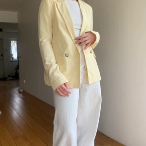 Ljusgul kavaj - Säljer min ljusgula kavaj från pull and bear eftersom den inte kommit till användning på ett tag. Pris 80kr och köparen står för frakt💝