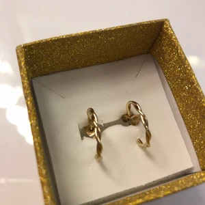 Örhängen  - Fina örhängen aldrig använda♥️ 15 kr st♥️ skriv vid fråor eller intresserad 