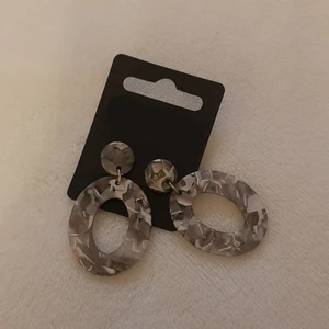 Örhängen  - Snygga hängande örhängen med coolt mönster. Helt oanvända. 