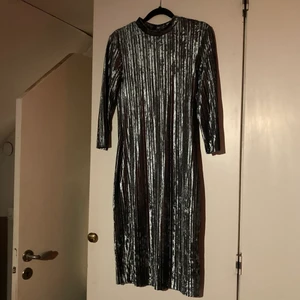 Klänning stl xs - Helt ny klänning, endast provad hemma en gång,(prislapp kvar) i märket .Object. Stl xs, smått stretchig fin passform. 
