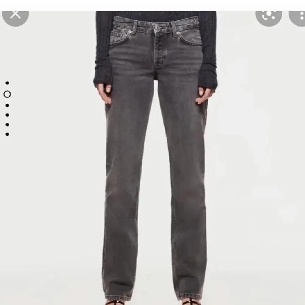 Säljer dessa populära jeans från Zara! De är i storlek 34 men jag som vanligtvis är storlek 36 kan ha de. Frakten ingår inte i priset. Obs!!! Lånade bilder, skriv privat vid frågor/vill se fler bilder.. Jeans & Byxor.