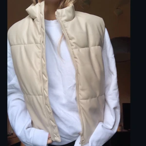 Beige skinnväst - Snygg beige väst som är sparsamt använd, som i ny skick! Köpte på zaras barn avdelning för ungefär ett år sedan, storlek 164 i barnstorlek men skulle säga att den är som xs-s i vanliga storlekar💓⚡️