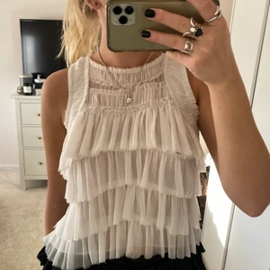 Topp - Vit volangtopp! Köp direkt för 350