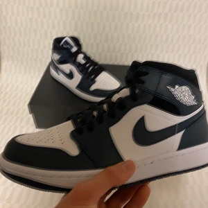 Jordan mid Armory navy  - Helt nya! Kvitto finns! Storlek : 42 samt 38,5