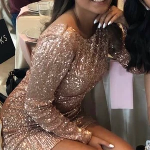 Festklänning  - Använt denna en gång endast under min 18 års fest. Säljer pga kan ej använda längre då jag inte är samma storlek längre. Köpte denna för 1000 kr men säljer för 200 kr