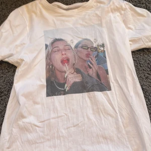 tröja - text på ryggen och bild på bröstet! jätte fin t-shirt den LUXE köpte den för 400 och säljer för 150🙌🙌🙌🙌