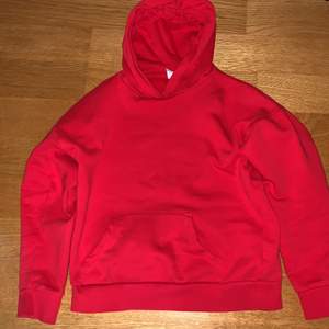 Röd oversized hoodie i bra skick, inga fläckar. Storlek XS och använd fåtal gånger. Säljer för 90kr inklusive frakt.