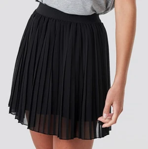 Svart plisserad kjol - Säljer denna svarta plisserade kjolen från na-kd! Knappt använd därav säljer jag, som nyskick. Hör av dig om du har några vidare frågor eller funderingar! 