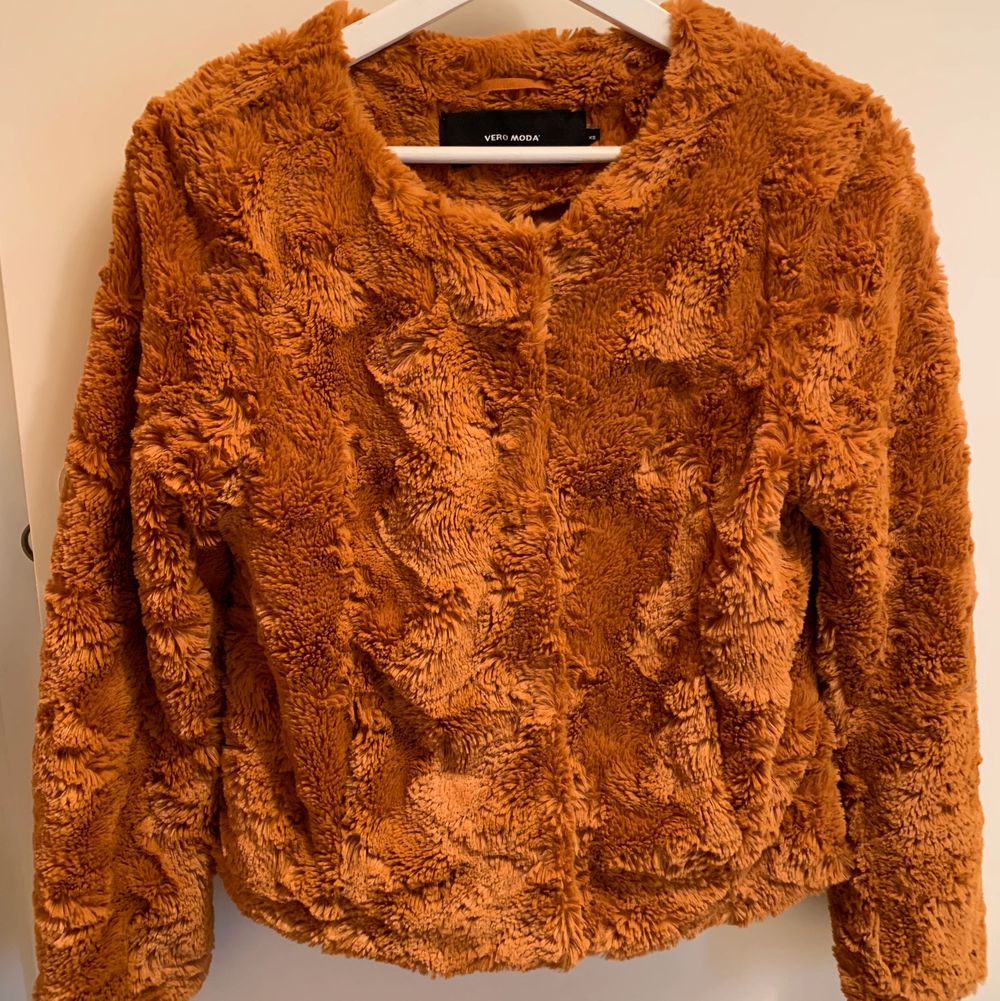 Fluffig orange-brun jacka | VERO MODA | Plick Second Hand