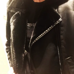 Skinnjacka - Svart skinnjacka från Zara i väldigt fint skick! Det är svart fake fluff och det finns en dragkedja så att man kan stänga jackan. Säljs pga för liten.