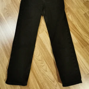 Svarta high waist straight leg jeans dam - Jeans strl 27. Assköna med hög midja, men tyvärr för stora för mig. Använda en gång och tvättade. Nypris 599
