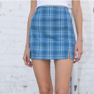 School kjolen  - Jag säljer denna vackra kjol som jag aldrig skulle kunna bära eftersom den är s och jag är xs, jag köpte den för 130 kr och jag säljer den för 97 kr för fler bilder skriv till mig!