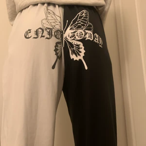 Mjukis byxor🦋 - Mjukis byxor med märke där bak. Dem har inte gått till andvändning så det är därför jag kommer sälja dem, dem är gott som nya och är i storlek 38.⚡️ Köparen står för frakten⚡️