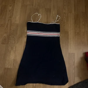 Klänning  - Mörkblå tight klänking, köpt för nått år sedan. 