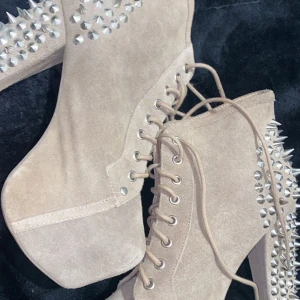 Jeffrey Campbell klackar  - Hej!! Säljer nu mina helt nya Jeffrey Campbell klackskor med nitar på.  Dessa har använts maximalt 3 gånger ute på klubben när jag köpte de, sedan dess har de stått på skohyllan och inte fått en användning nått mer sen dess.  Klackarna har inga skador och är i storlek 40 men passar även 38 & 39 bärare.  Klackarna är som sagt i nytt skick.  De köptes för ungefär 3000kr då det är en limited edition eftersom det är en beige mocka. Vid snabb affär kan jag gå ner i pris