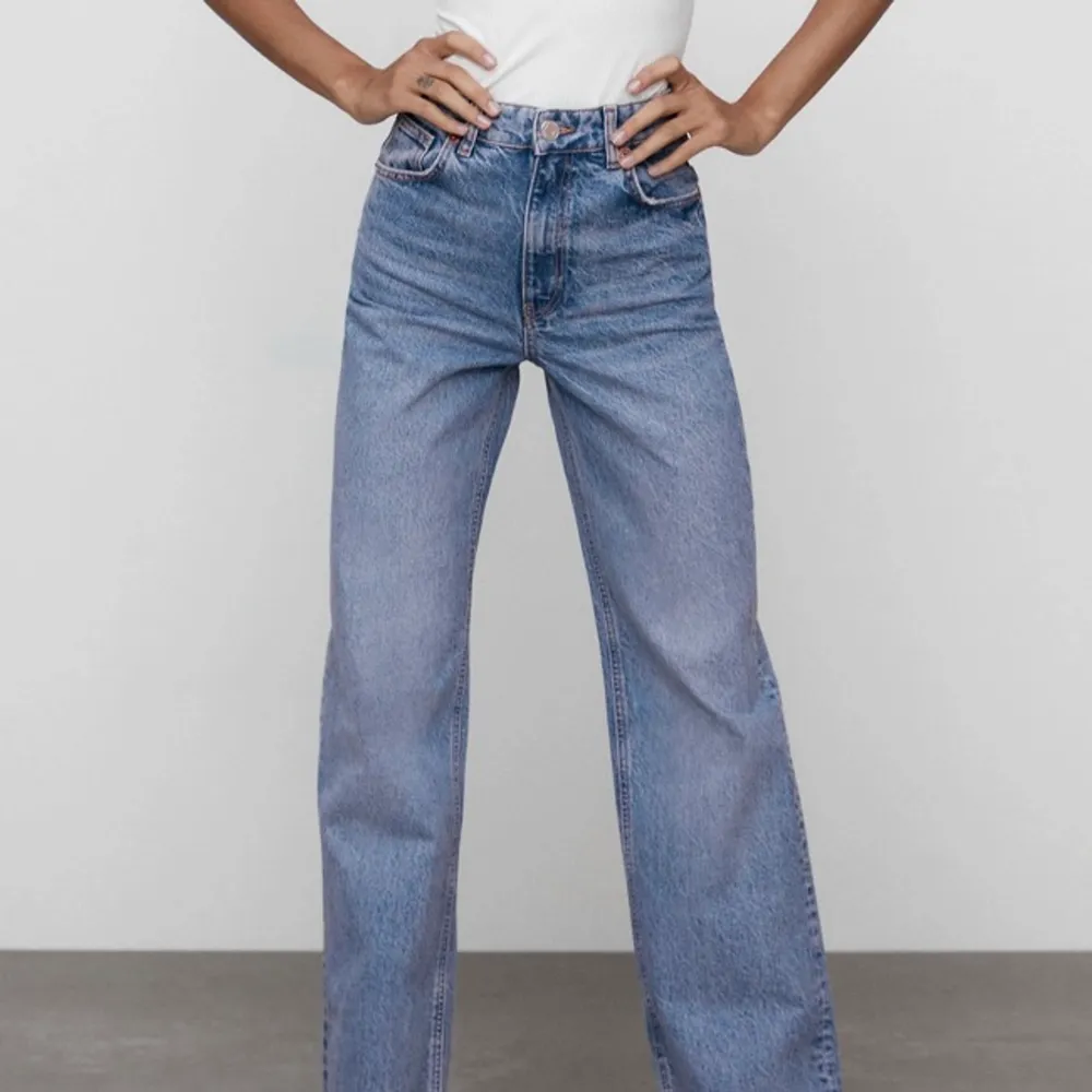 Jeans från Zara i modellen; Wide leg full length. Använd ett fåtal gånger och säljs ej längre i butik. Obs de är avklippta för att passa längden 173 cm 🤍 köparen står för frakt. Jeans & Byxor.