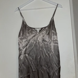 Klänning - Silvrig klänning med slits från hm i nyskick💕