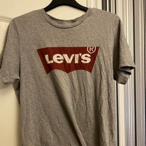 Levi’s t-shirt - ⚠️FÖRST TILL KVARN⚠️ nypris 399