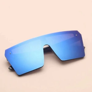 Solglasögon  - Helt oöppnade solglasögon, eftersom jag beställt dubbelt💗