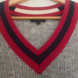 Grey sweater with red and navy blue details from Tommy Hilfiger, very occasionally used. As new