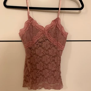 Vintage topp - En top som min mamma hade för länge sen och som jag har använt i några år, nu vill jag sälja den vidare till någon som skulle uppskatta den. Den är romantisk, uringad, babyrosa, det shimmrar guld på rosorna. Toppen är extremt stretchig 