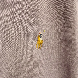 Herrskjorta Polo Ralph Lauren skjorta M - En slimfit skjorta från polo Ralph Lauren. Är i väldigt bra skick. (Ganska liten i storleken) jag är 180cm 80kg ganska vältränad och den är lite för liten. 