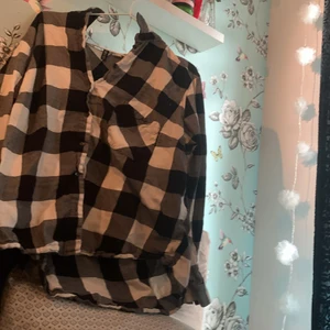 Skjorta str L - Krymt lite i tvätten så är en storlek M nu och passar jätte fint över ett linne som en liten tunn kofta.