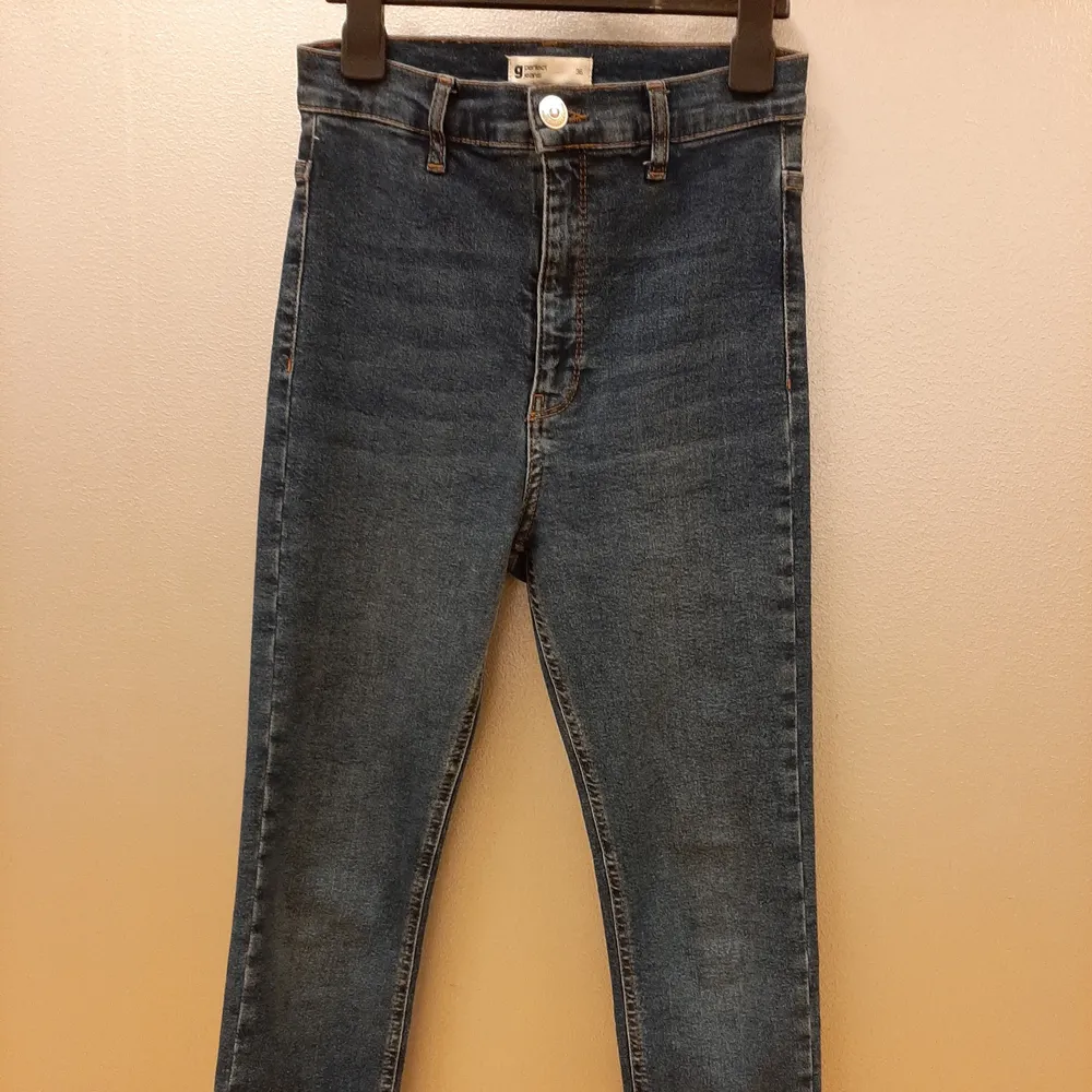 Säljer mina nya högmidjade jeans från Ginatricot i stl 36. Jeansen är mycket fina men säljes då de enbart hänger i garderoben och kommer inte till användning.. Jeans & Byxor.
