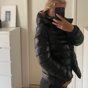 Monclerjacka - Jackan är ifrån vintern 2019 och har används fåtal gånger, den är även hel och ren och i storlek 2 (M). Den passar både perfekt som vinterjacka men även skidjacka!  Det är totalpriset + frakt❤️ skriv till mig privat om du är intresserad❤️ Inköpspris: 10 000kr❤️
