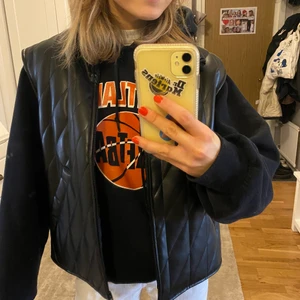 Väst i läderimitation  - Säljer min fina mönstrade väst i läderimitation som är köpt second hand på Humana men som tyvärr inte kommer till användning. Bara använd ett fåtal gånger av mig så i toppskick utan några defekter. Storlek XL, men passar även mindre storlekar. Drar igång en budgivning om intresset blir stort🌟💓