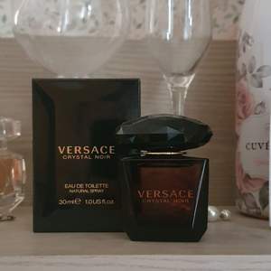 Versace Crystal Noir. 30 ml, full flaska. Rekommenderat pris - 520 kr. Skickar i originalförpackningen :)