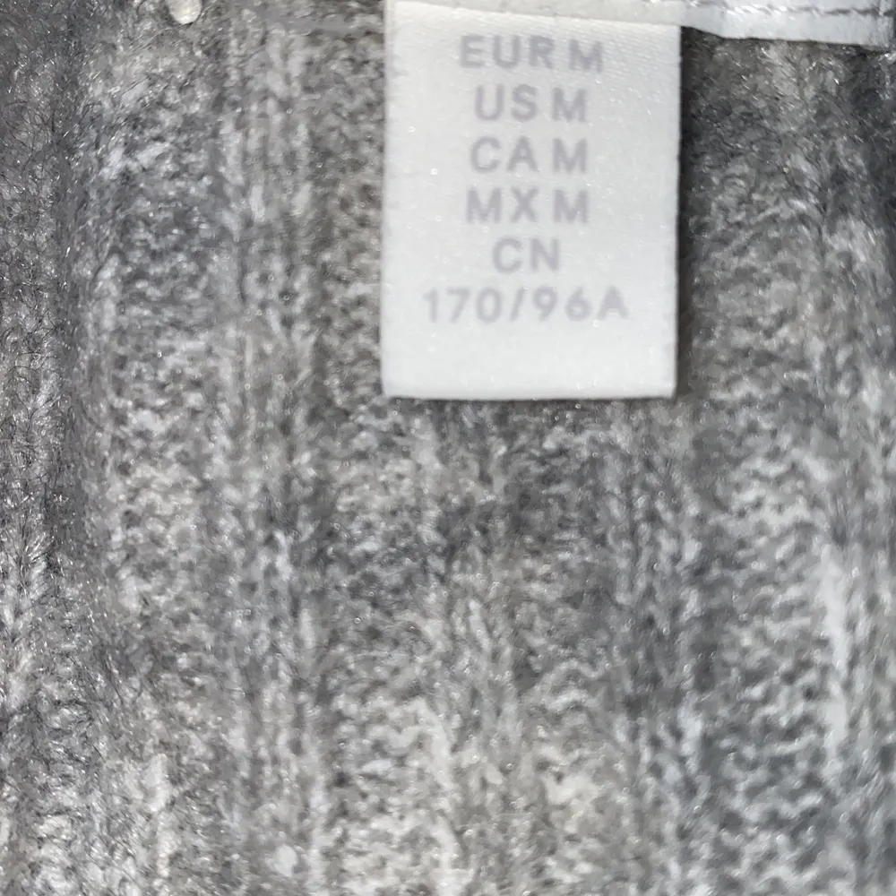 Grå stickad tröja med knappar. Från Vero Moda, nyköpt-250 . Köpte idag men ville inte ha den. Använd 1 gång.. Tröjor & Koftor.