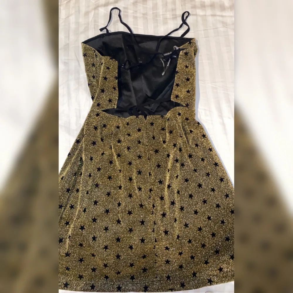 New dress from Glamorous/ zalando. Never used. Size 40-42/L. Bright gold colour with black stars. Perfect for a night out. Original price 349, current price 249sek. . Klänningar.