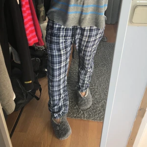 Snyggaste Pyamasbyxorna! - Skitsköna och snygga pyjamasbyxor från Kappahl! Köpta i våras, inga slitningar. Säljer då jag har andra liknande. Fraktar gärna, köpare står för frakt. (Startar en budgivning då det var många intresserade, öka med 10 på nästa bud.) 