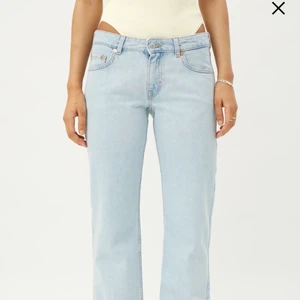 Weekday arrow low jeans - Säljer mina favorit jeans nu pga dom är lite för små, passar till allt o är i toppskick, st 27 x 32. Skriv privat för fler bilder💗💗 blir fler intresserade blir det budgivning. Köparen står för frakten, pris kan diskuteras 