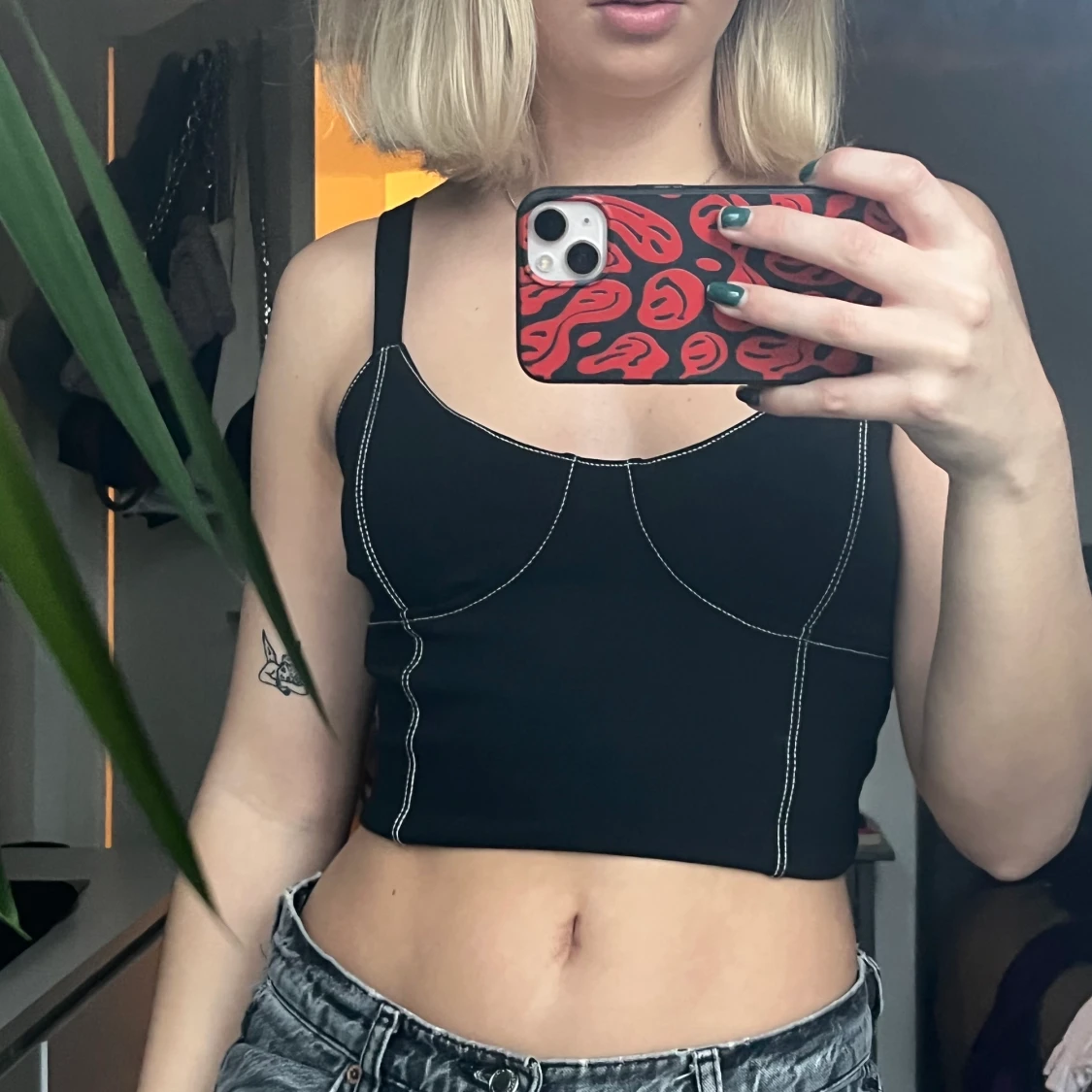 Svart topp med vita smickrande linjer