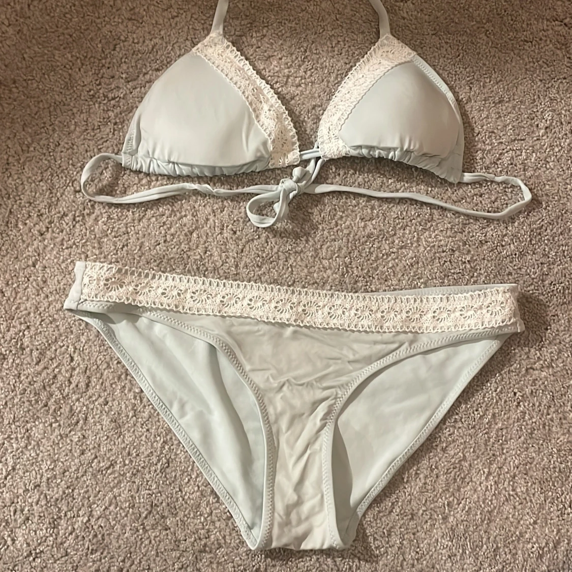 Blå bikini med spets