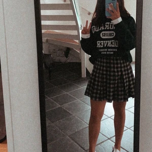 Kjol  - Superfin kjol från hm i fint skick! Skriv för frågor, frakt tillkommer 💕