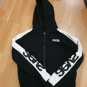 Svea hoddie  - Svea hoddie stl xs. Svart och vit.