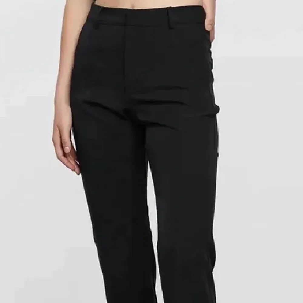 Svarta kostymbyxor från bikbok i storlek 36 säljer då dem blivit för små tuvärr ett av mina favorit plagg så därför vill jag hitta ny ägare kostar 399kr nya. Jeans & Byxor.