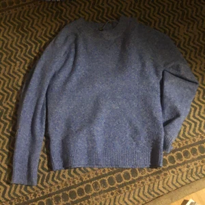 Stickad blå tröja  - Jätte fin blå stickad tröja från VERO MODA. Storlek XS, fint skick förutom att det finns ett litet håll vid Axel. 145 kr plus frakt!